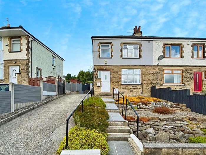3 Bedroom Semi-Detached House For Sale In Leafield Avenue, Bradford, BD2