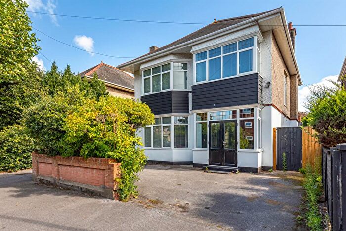 4 Bedroom Detached House To Rent In Stour Road, Christchurch, BH23