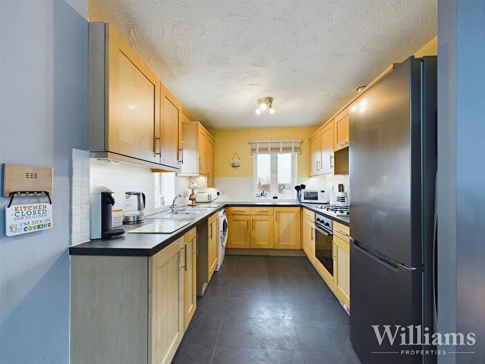 2 Bedroom Flat For Sale In Crowell Mews, Aylesbury, HP19