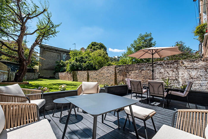 2 Bedroom Flat For Sale In Acol Road, London, NW6