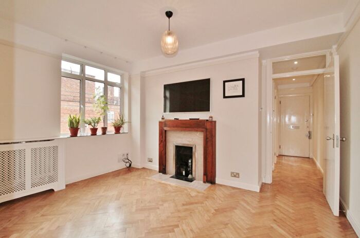 1 Bedroom Flat For Sale In Latymer Court, Hammersmith Road, Hammersmith, W6