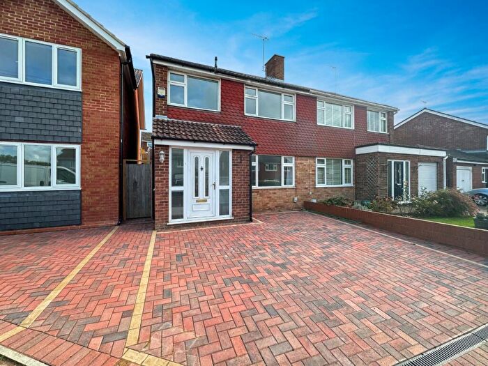 3 Bedroom Semi-Detached House For Sale In Kinmoor Close, Luton, LU3