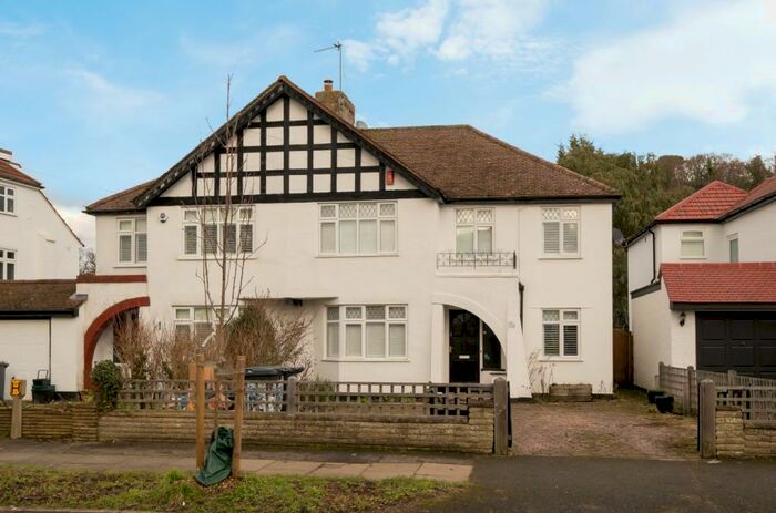 4 Bedroom Semi-Detached House To Rent In Kingsway West Wickham, BR4