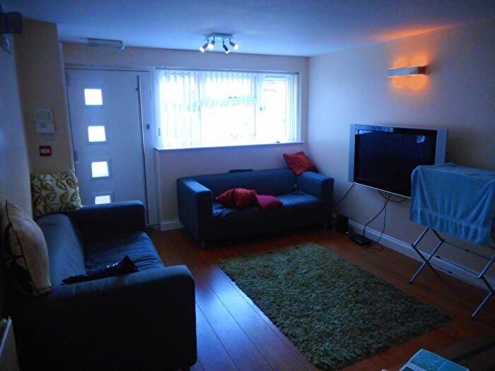 6 Bedroom Semi-Detached House To Rent In Allington Avenue, Nottingham, NG7