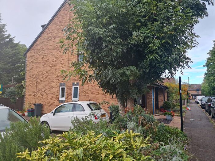 1 Bedroom Flat To Rent In Weavers Close, Isleworth, London, TW7