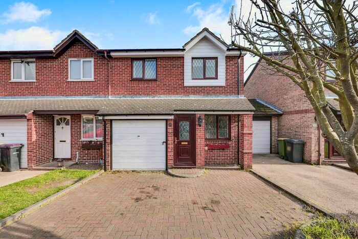 3 Bedroom Semi-Detached House To Rent In Lesney Gardens, Rochford, SS4