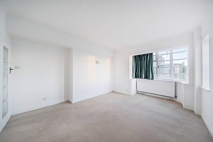 3 Bedroom Flat For Sale In Vicarage Gate, Kensington, London, W8