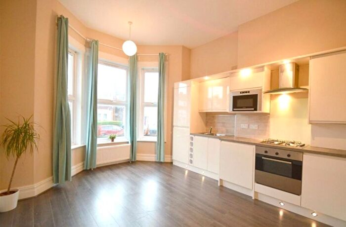 2 Bedroom Apartment To Rent In Windmill Road, Croydon, Surrey, CR0