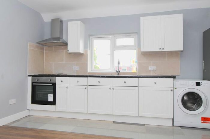 2 Bedroom Flat To Rent In Elmbank Way, London, W7