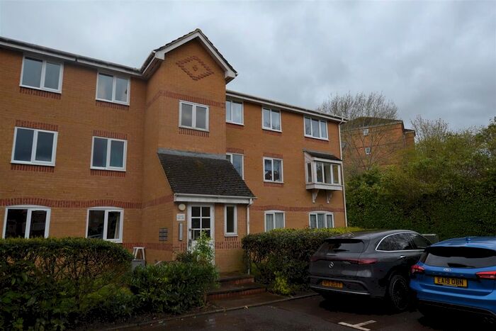 2 Bedroom Flat To Rent In Ascot Court, Aldershot, GU11