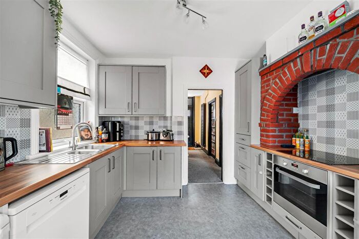 3 Bedroom Property For Sale In Springfield Road, Swanage, BH19 - Photo 4
