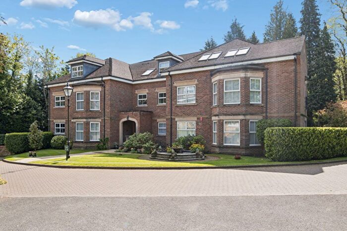 2 Bedroom Flat For Sale In Magpie Hall Road, Bushey Heath, WD23