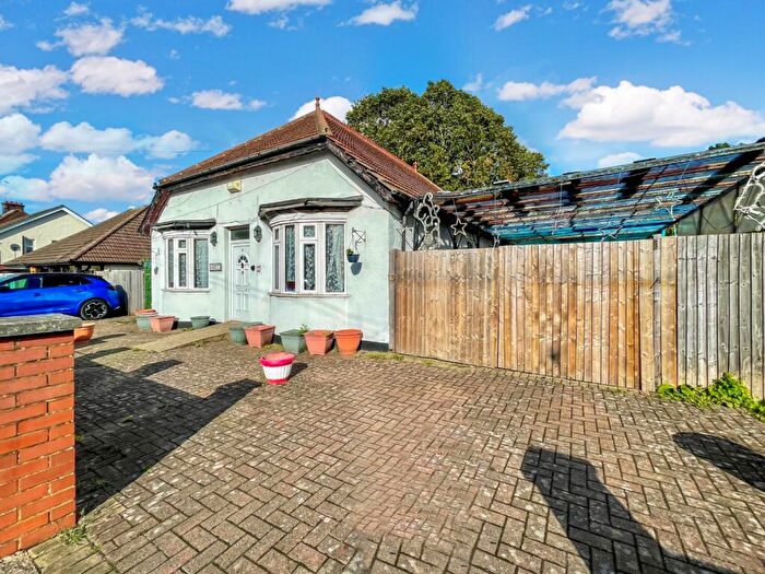 4 Bedroom Detached Bungalow For Sale In Arundel Road, Luton, Bedfordshire, LU4
