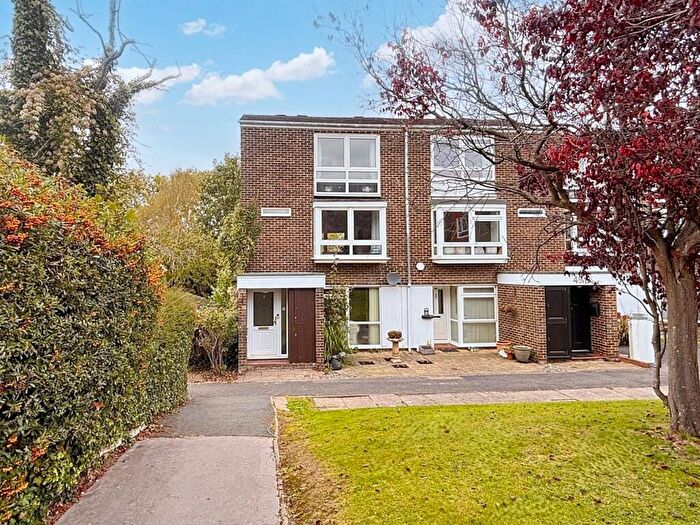 2 Bedroom Maisonette For Sale In Coulsdon, Surrey, CR5