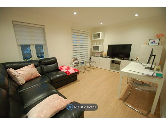 2 Bedroom Flat To Rent In Kensington Court, London, NW7