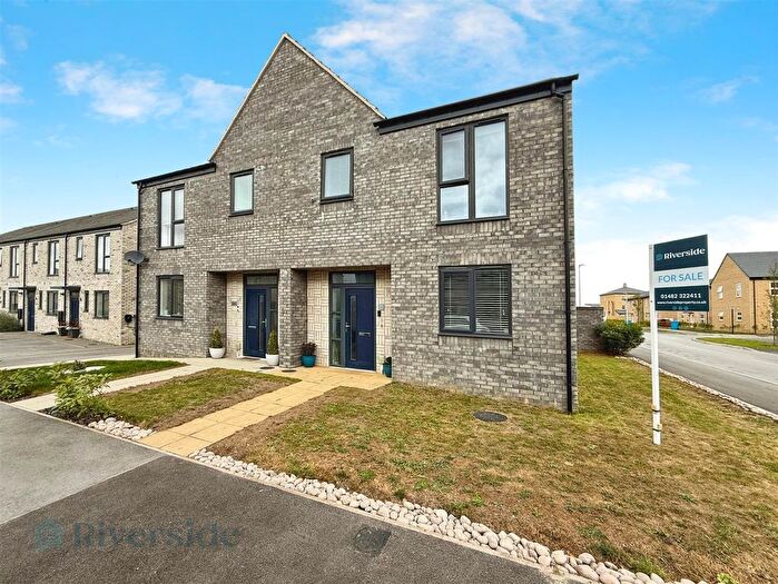 3 Bedroom Semi-Detached House For Sale In Crusoe Road, Kingswood, Hull, HU7