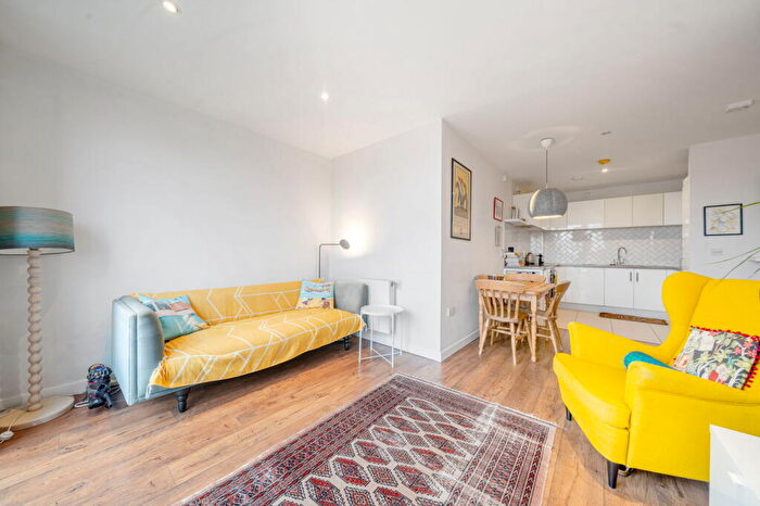 2 Bedroom Apartment For Sale In Harford Street, London, E1