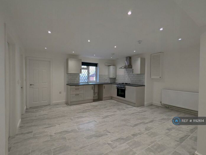 2 Bedroom Flat To Rent In Longmore Road, Solihull, B90