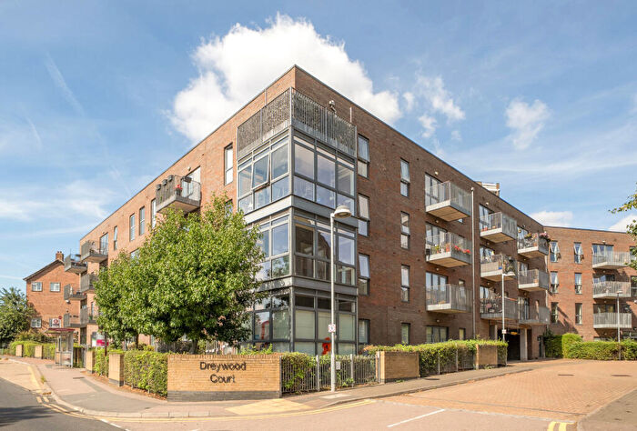 2 Bedroom Apartment For Sale In Squirrels Heath Lane, Gidea Park, RM2