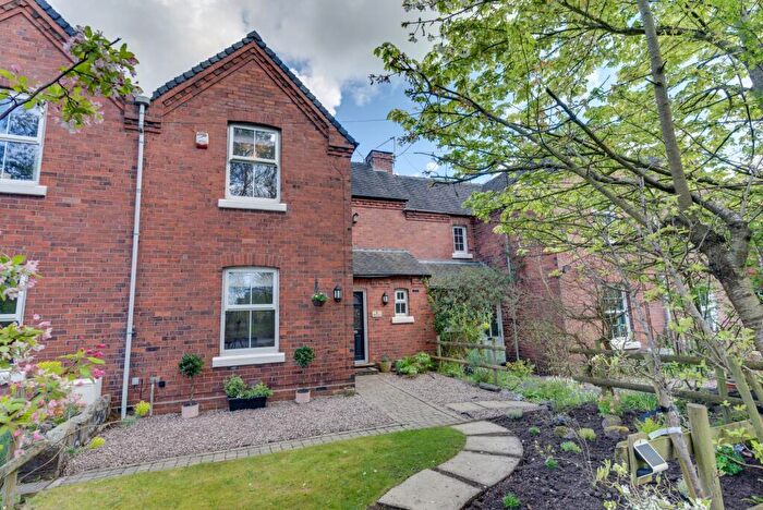 2 Bedroom Cottage For Sale In Station Yard, Mossley, CW12