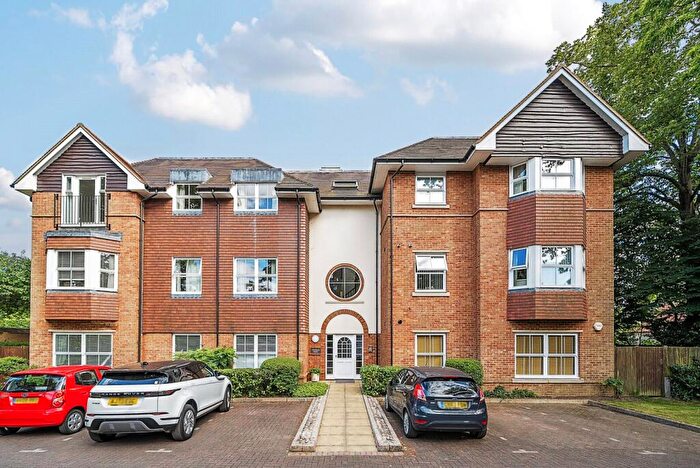 2 Bedroom Flat To Rent In Old Woking Road, West Byfleet, KT14