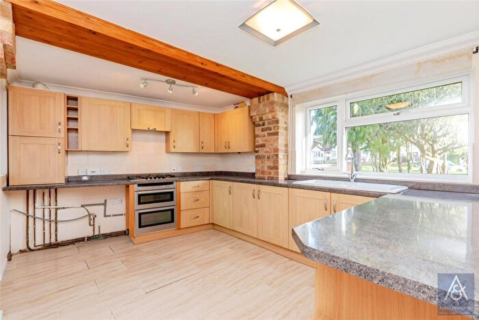2 Bedroom Bungalow For Sale In Elm Drive, Deanshanger, Milton Keynes, MK19