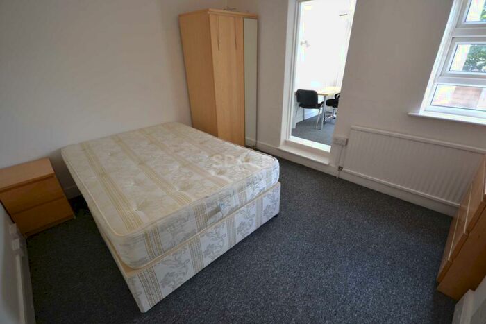 3 Bedroom Terraced House To Rent In Foxhill Road, Reading, Berkshire, RG1