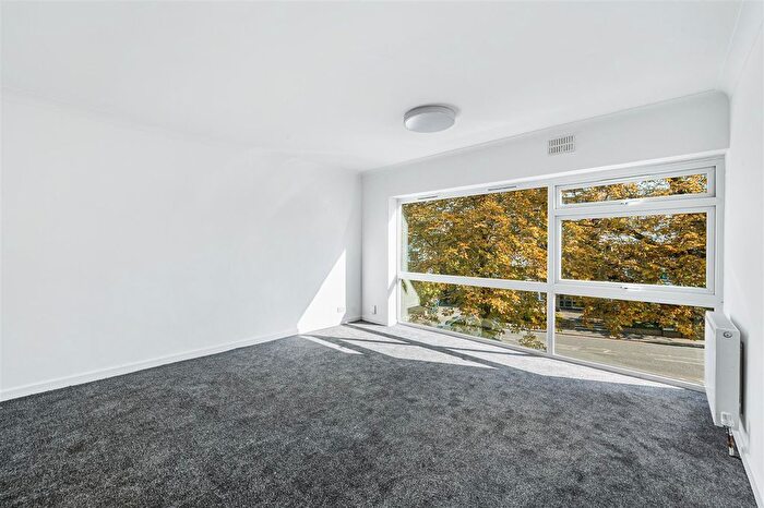 2 Bedroom Flat For Sale In Oak Tree Close, W5