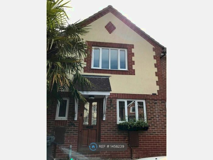 3 Bedroom Semi-Detached House To Rent In Wheatsheaf Close, Burgess Hill, RH15