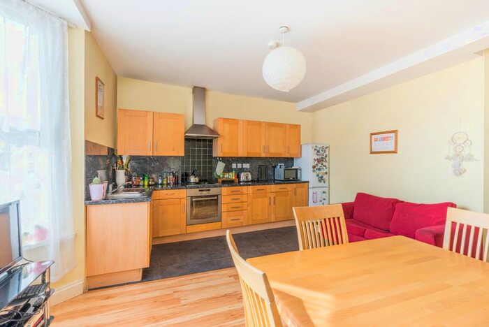 2 Bedroom Flat To Rent In Hoe Street, Walthamstow, London, E17