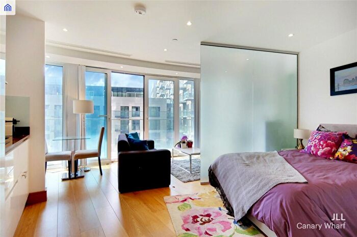 Apartment To Rent In Crossharbour Plaza London, E14