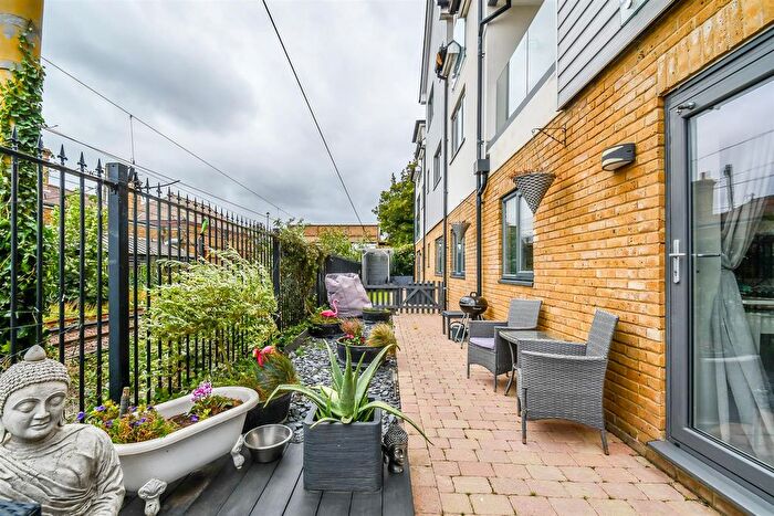 2 Bedroom Flat For Sale In Bell Sands, Leigh-On-Sea, SS9