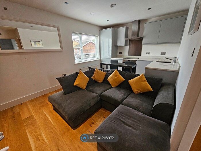 2 Bedroom Flat To Rent In Sunnymead Court, Billericay, CM11