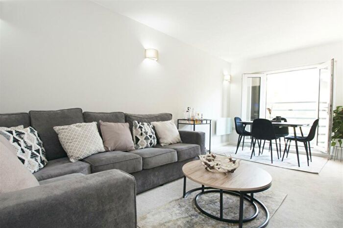 2 Bedroom Apartment For Sale In Sovereign Heights, Langley, SL3