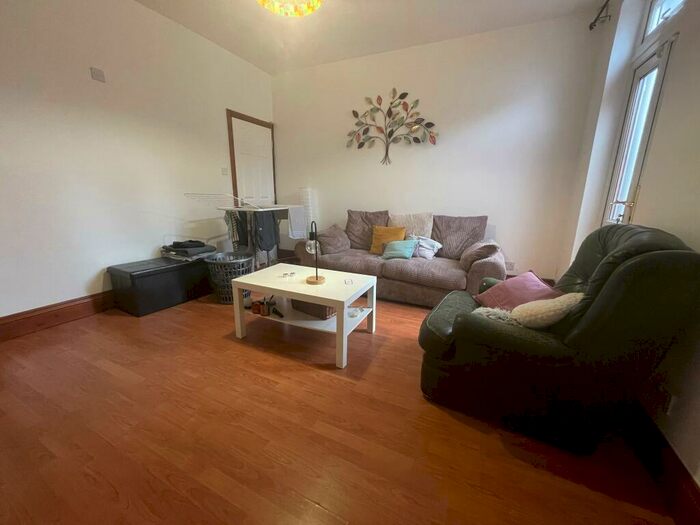 4 Bedroom House To Rent In Three Shires Oak Road, Bearwood, B67