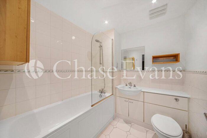 2 Bedroom Flat To Rent In Boardwalk Place, Canary Wharf, London, E14