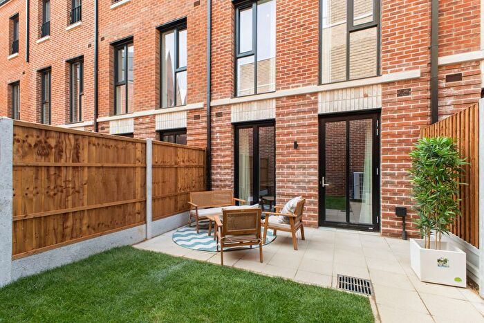 3 Bedroom Town House For Sale In Woodhill, Woolwich, SE18