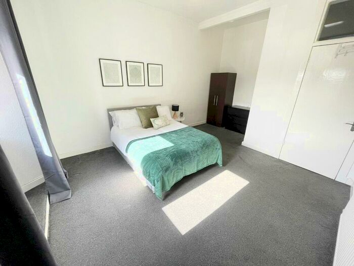 2 Bedroom Flat To Rent In London Road, Gallowgate, Glasgow, G40