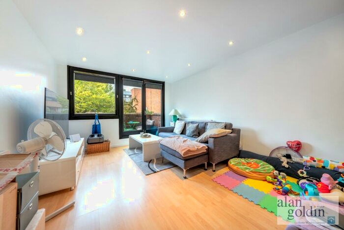 2 Bedroom Flat To Rent In Britten Close, NW11
