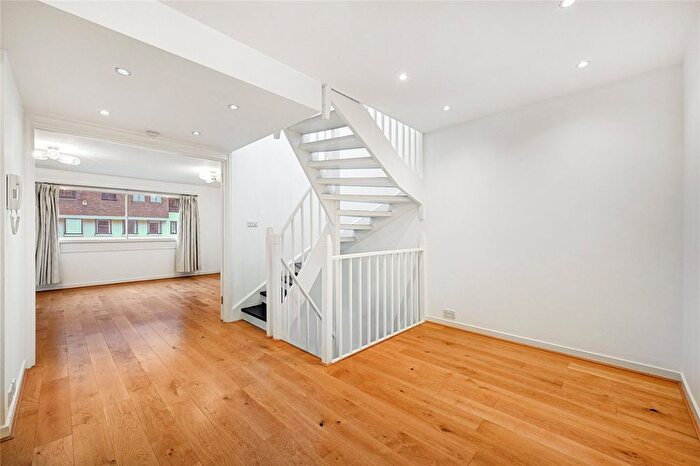 2 Bedroom Mews To Rent In Queen Anne Mews, London, W1G