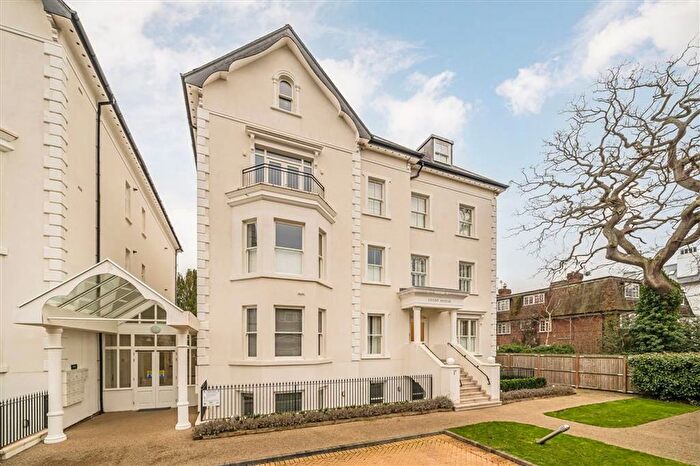 2 Bedroom Flat For Sale In Oak Hill Road, Surbiton, KT6