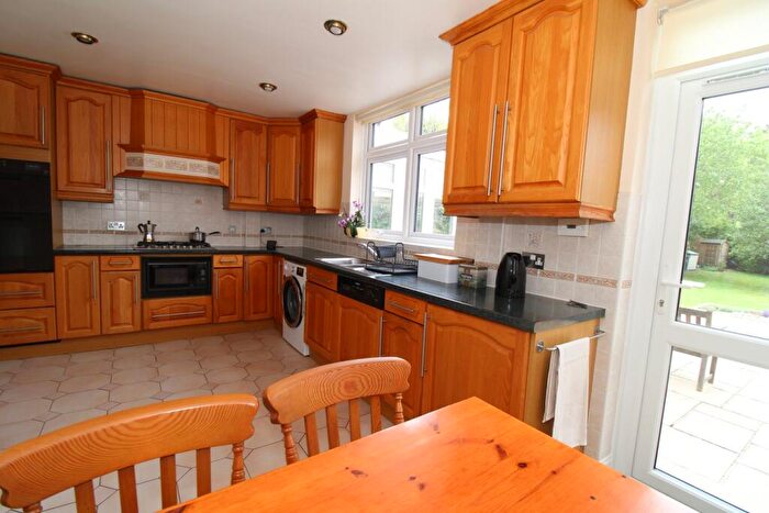 4 Bedroom Detached House For Sale In Broadoaks Way, Bromley, BR2
