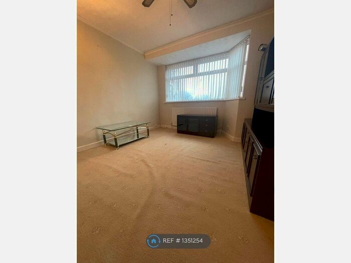 3 Bedroom Semi-Detached House To Rent In Caryl Road, Bradford, BD4