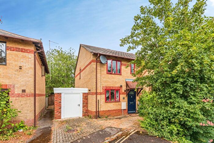 3 Bedroom Semi-Detached House For Sale In Ablett Close, Oxford, OX4