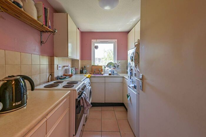 1 Bedroom Flat To Rent In Coopers Close, Whitechapel, London, E1