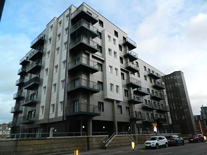 1 Bedroom Flat For Sale In Nova House, Buckingham Gardens, Slough, Berkshire, SL1