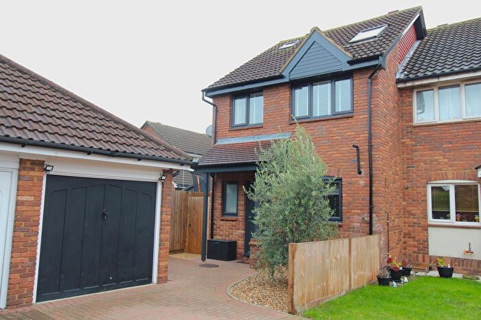 4 Bedroom Semi-detached House For Sale In Starling Close, Sandy, SG19