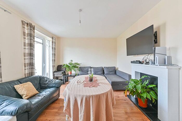 3 Bedroom Flat For Sale In Lordship Lane, East Dulwich, London, SE22