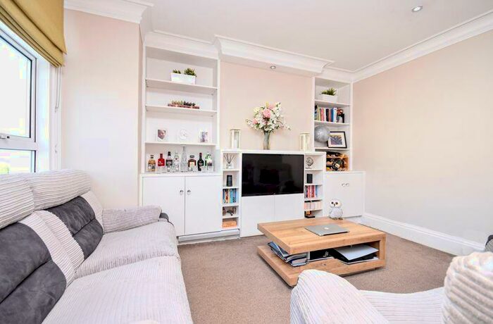2 Bedroom Flat To Rent In Honeybrook Road, London, SW12