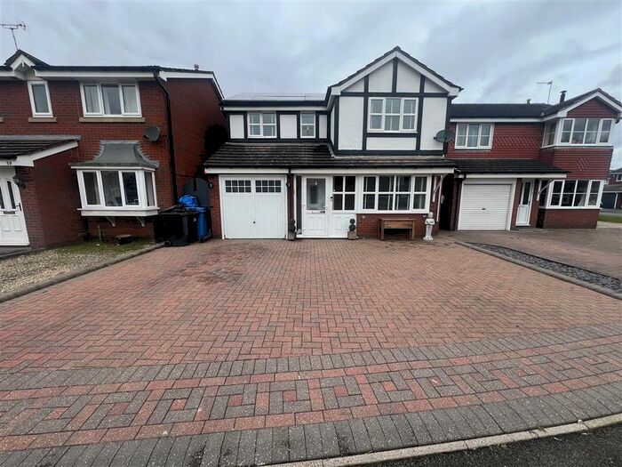 4 Bedroom Detached House To Rent In Knightsbridge Way, Stretton, Burton-on-Trent, DE13